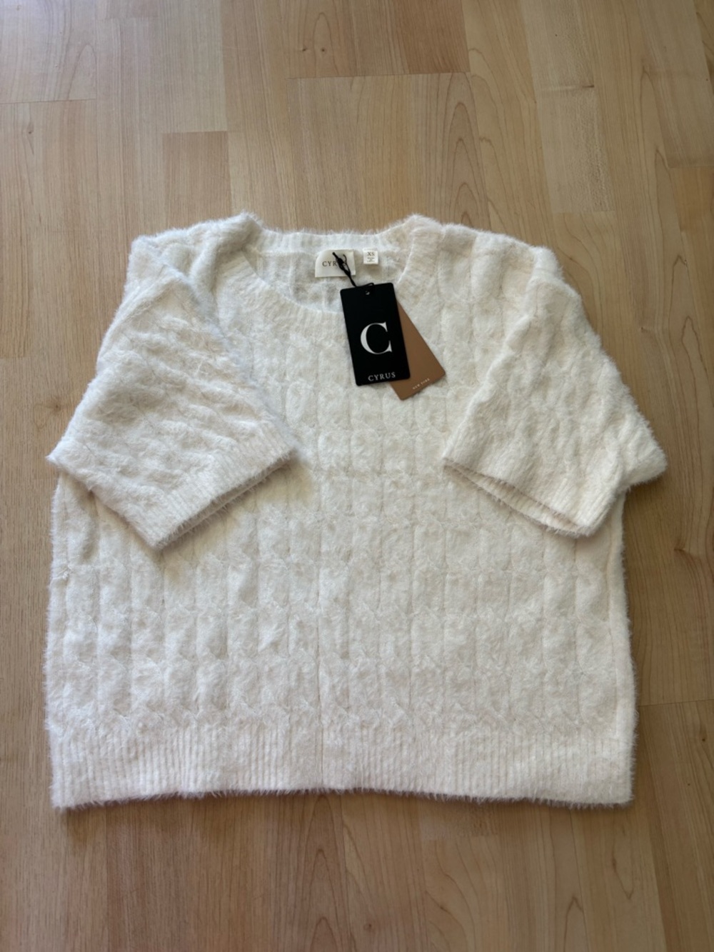 Cyrus Cream Short-Sleeve Cable Knit Sweater XS